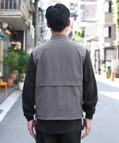 ナイロンベスト シャカシャカ セットアップ可 | ベスト メンズ 軽い シャカシャカ 軽量 ワンポイント 刺繍 ドローコード 裾絞れる アウトドア ライトアウター カジュアル きれいめ 大人 春 夏 秋 春服 夏服 チャコール グレー ブラウン ベージュ 20代 30代 40代